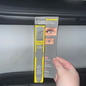 It cosmetics lash blowout
